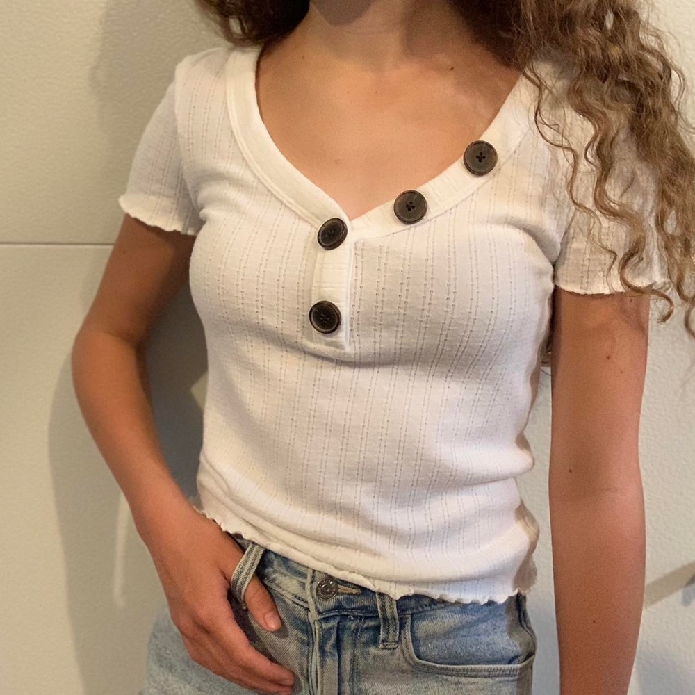 AMERICAN EAGLE white button tee